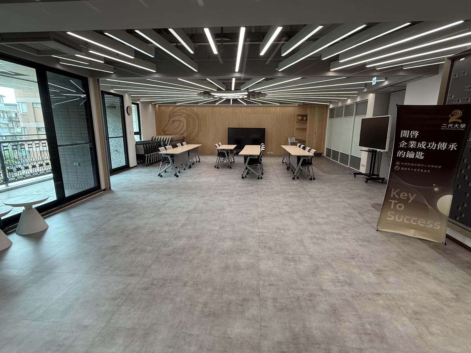 NewSPACE 講堂全景：落地窗、翻板培訓桌與電子白板